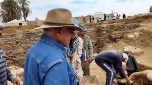 د. زاهي حواس أثناء اكتشاف المدينة الذهبية