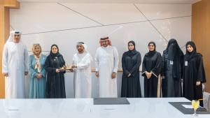 العفيفي والكعبي يتبادلان الدروع التذكارية