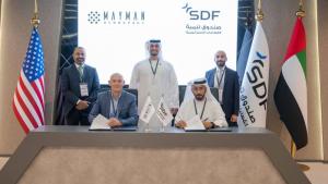 الحضور خلال توقيع الاتفاقية