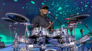 «ميامي» على مسرح القرية العالمية 22 فبراير