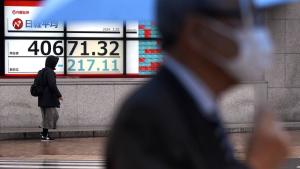 نيكاي الياباني يستقر بدعم من مكاسب الأسهم المرتبطة بالرقائق