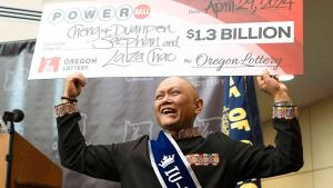 القدر يمنح مريض سرطان فرحة الفوز بـ 1.3 مليار