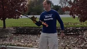 أمريكي ينتزع لقباً في «غينيس» بالسيف