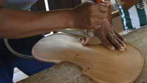 تصنيع الكمان في بوليفيا