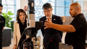 الوفد الياياني خلال جولته في مرافق المجمع