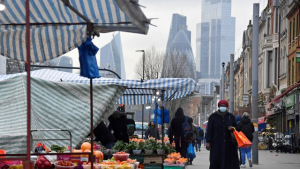 أكشاك أمام ناطحات السحاب في الحي المالي بمدينة لندن - أرشيفية (رويترز)