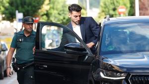 مير يغادر مركز الشرطة