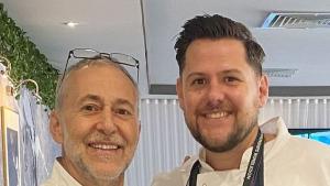 الشيف السارق (يمين)