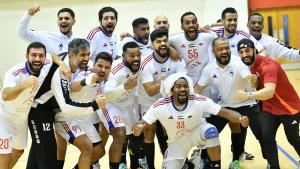 لاعبو يد الشارقة يحتفلون بالفوز