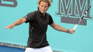 فورلان يلعب التنس باليسرى