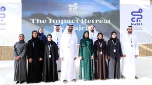 عبدالله بن طوق يتوسط المشاركين في الفعالية