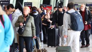 مسافرون في مطار لوس أنجلوس (أ.ف.ب)