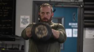 أمريكي يؤرجح كرة حديدية على أعتاب «غينيس»