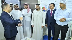 عبدالعزيز النعيمي يستمع إلى شرح حول المرفق الجديد