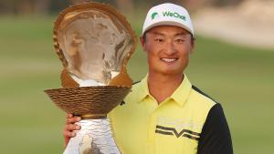 لي يرفع كأس اللؤلؤة