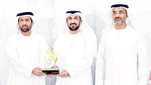 اليماحي والظنحاني يكرمان شخصية العام المجتمعية