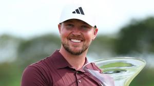 مانسيل يرفع كأس بطولة سنغافورة