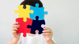 علامات مبكرة للتعرف إلى التوحد عند الأطفال