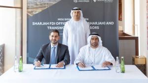 أحمد عبيد القصير ومحمد جمعة المشرخ وأحمد إبراهيم خلال توقيع الاتفاقية