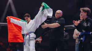 سالم القبيسي يحمل علم الإمارات بعد فوزه