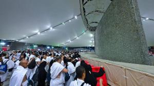 توافد حجاج بيت الله الحرام إلى مشعر منى