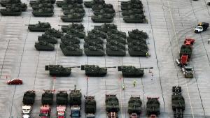 واشنطن على صفيح ساخن.. عرض عسكري نادر يهدد بـ«معركة سياسية»