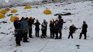 فريق التسلق النسائي في وزارة الدفاع على قمة تشولو