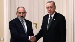 خطوة «تاريخية» نحو سلام إقليمي.. رئيس الوزراء الأرميني يصل تركيا