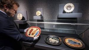 برنار بيغيه يعرض أحد الأطباق