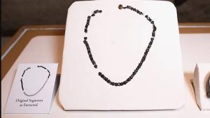 القلادة بعد الترميم والعرض