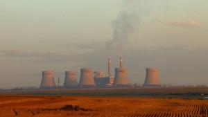 انبعاثات صادرة عن محطة للطاقة (رويترز)