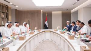 بن طوق وآل صالح خلال لقائهما بوزير الصلب والصناعات الثقيلة الهندي