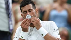 ديوكوفيتش يتناول الحبة