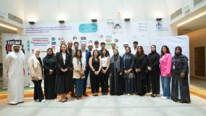 منى عبد الكريم وهارش بانسال وممثلو الطرفين والموظفون الجدد خلال التوقيع