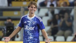 باز يحتفل بتسجيل هدف كومو الثاني بشباك لاتسيو