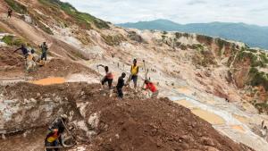 عمال يحفرون في منطقة للتنقيب عن المعادن في الكونجو الديمقراطية (رويترز)