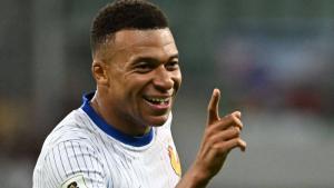 مبابي يحتفل بهدفه في شباك أوكرانيا