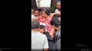 المتظاهرون في نيبال ينقذون زوجة وزير سابق بعد تخليه عنها