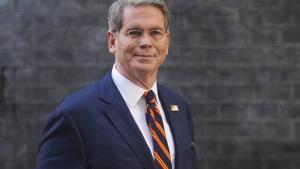 سكوت بيسنت يغادر داونينج ستريت في لندن (رويترز)