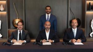 سلطان بن أحمد يشهد توقيغ صفقة الاستحواذ