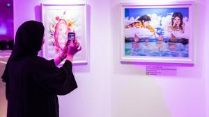 المعرض فرصة لتمكين الفنانات الصاعدات بعرض إبداعاتهن