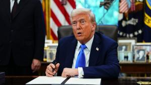 ترامب يوقع تعديلات التأشيرات الجديدة