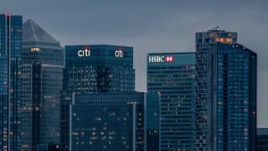 مقر إتش إس بي سي يبدو وسط أبراج حي المال في لندن