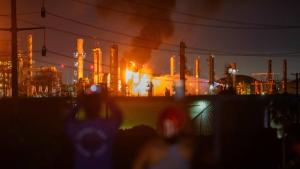 حريق هائل بوحدة إنتاج وقود طائرات بمصفاة «شيفرون» في لوس أنجلوس