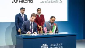 أحمد الزعابي وآمنة المهيري يشهدان توقيع المذكرة