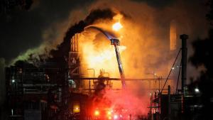 حريق ضخم يهز لوس أنجلوس.. كرة نارية تتصاعد من مصفاة تابعة للنفط