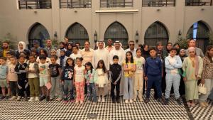 عبد الله العويس ومحمد القصير مع أطفال شاركوا في دورات الكتابة الشعرية