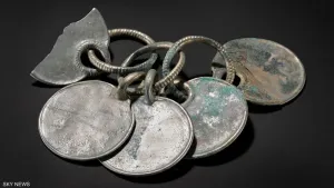 عدد من القطع المعدنية