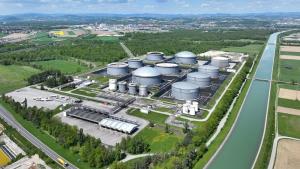 مخازن تابعة لشركة «أو إم في»