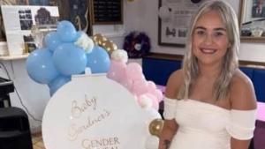 كيرا كوزينز يوم حفل الكشف عن جنس الجنين